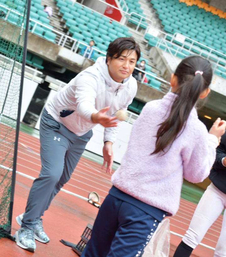 ラグビーw杯のレガシーがここにも 元巨人 高橋由伸氏らが女子野球選手たちを激励 野球コラム 週刊ベースボールonline