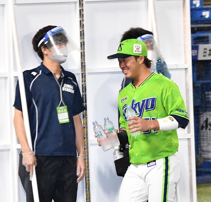 ヤクルト・濱田太貴が語った「水かけ隊の首謀者」とは | 野球コラム