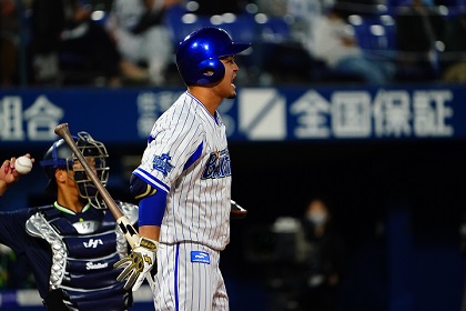 横浜DeNAベースターズ山下幸輝選手のバッティング手袋 写真]ベイスターズ・山下幸輝の気合いと根性を見て思い出す、30
