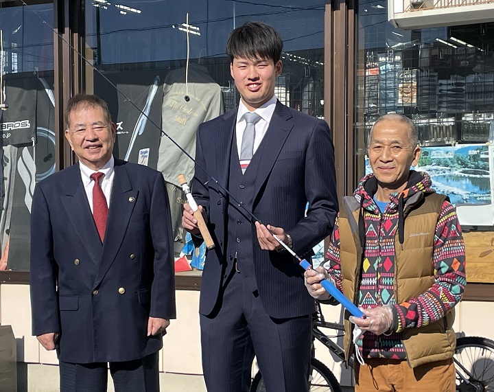 渡邉勇太朗が地元・羽生市に「ふるさと応援寄附」。返礼品は「カスタムオーダーメイドのルアーロッド」 野球コラム