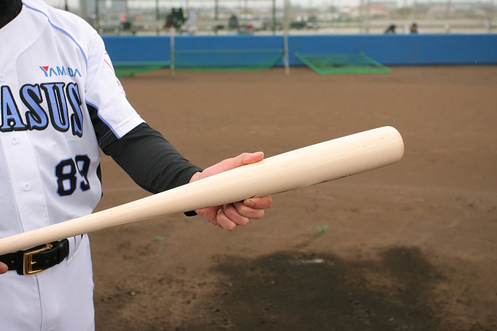 バント時の正しいバットの握り方は 重要なのはバットの太いほうを握る手です 元西武 平野謙に聞く 野球コラム 週刊ベースボールonline