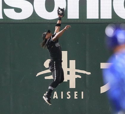捕球後に倒れ込んだときボールを落とさないためには？／元西武・平野謙に聞く