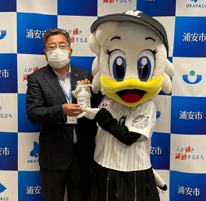 ロッテ『ちばキッズスマイル・プロジェクト』　浦安市の市立小中学校に『マリーンズ 消毒用アルコールディスペンサー』計1160本を寄贈