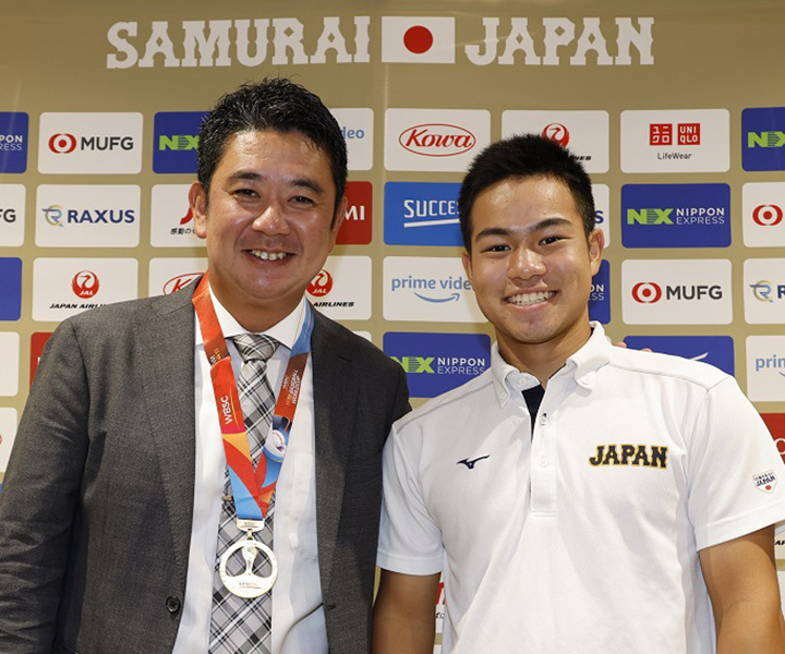【高校野球】世界を驚かせて大会MVPなどタイトル4冠　横浜・緒方漣が監督の首にかけた金メダル