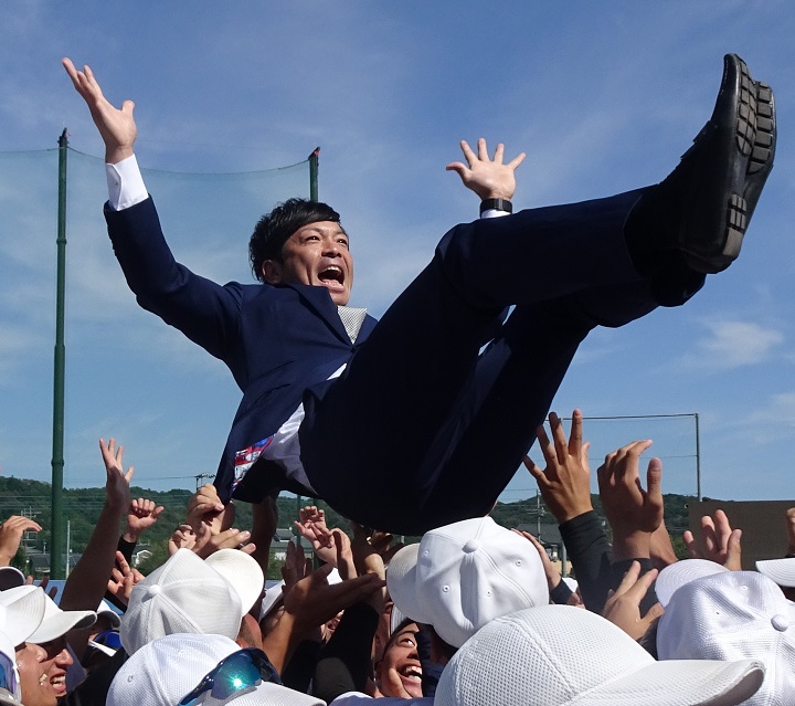 【大学野球】にじみ出る松田宣浩の愛校心　母校・亜大で「胴上げ」&「熱男ポーズ」、後輩に金言も