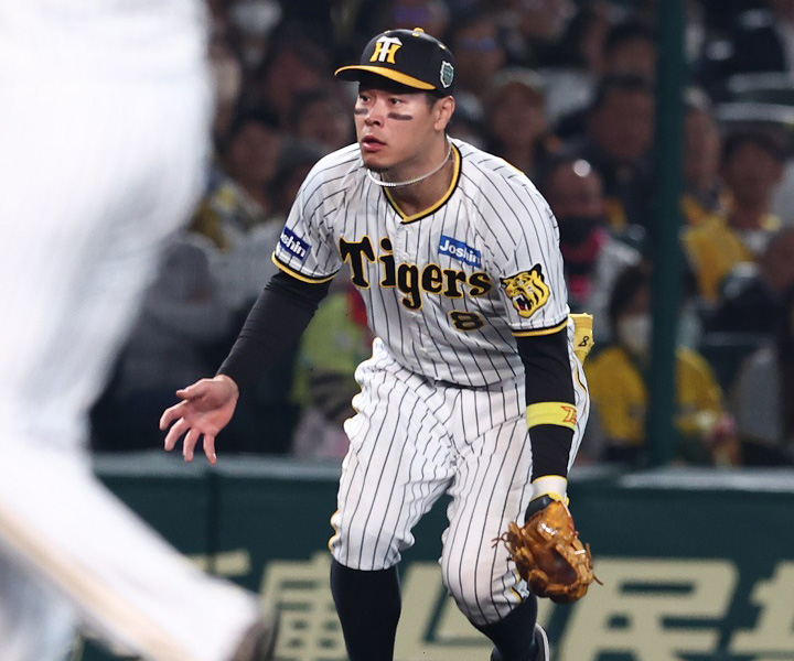 攻守で精彩欠き途中交代…阪神日本一へ、「佐藤輝明が攻守のキーマン」の指摘が