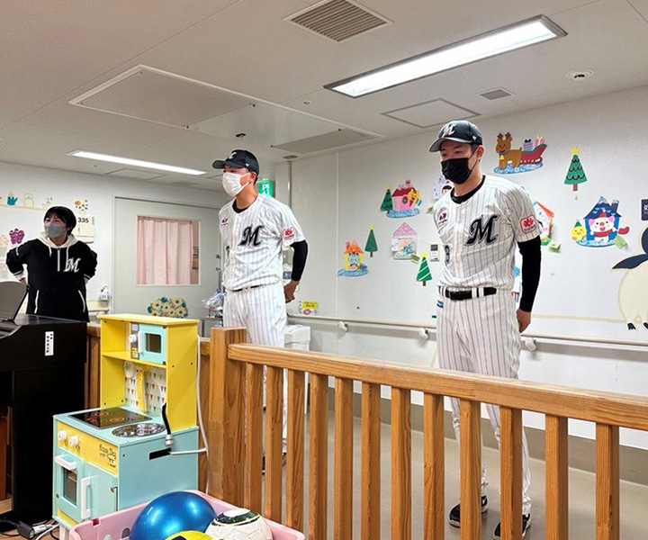 【ロッテ】種市、田中晴が小児がんで闘病中の子どもたちとふれあい