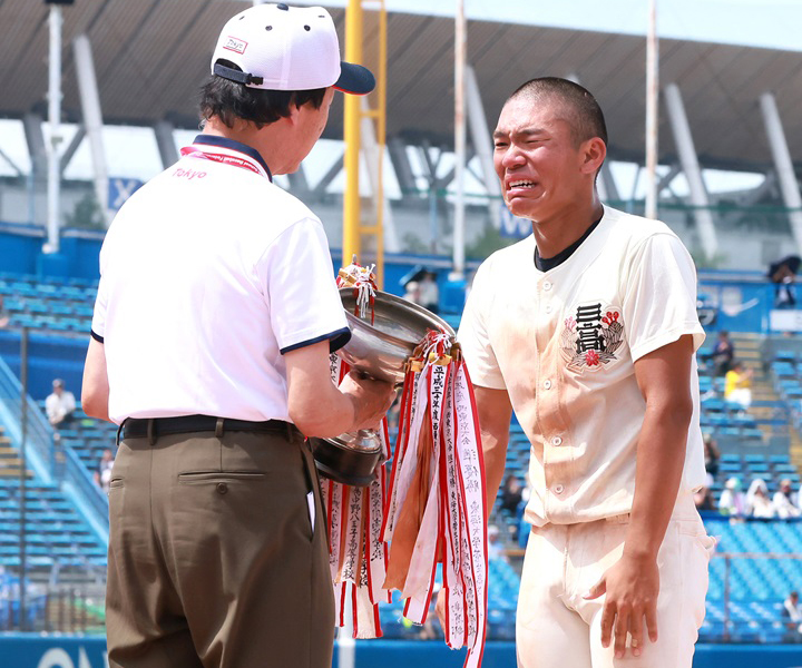【高校野球】あと一歩で甲子園を逃した日大三　流れる涙は「本気」と「全力」を出し切った証