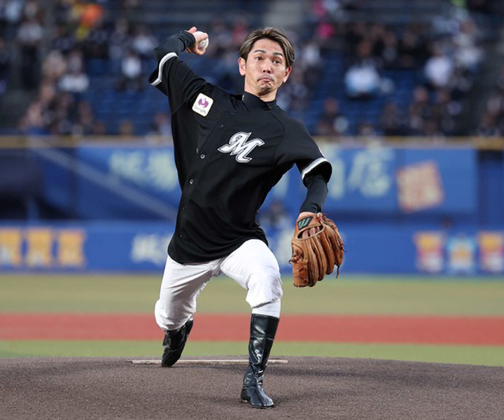 【ロッテ】「投げるより乗馬のほうが(笑)」／JRA所属・戸崎圭太騎手が始球式