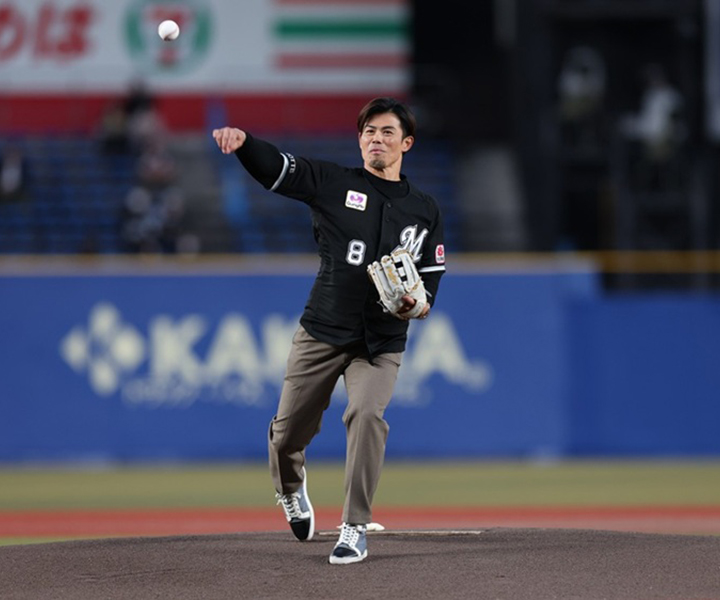 【ロッテ】「マリンに帰ってこられて、うれしい」／OB・今江敏晃さんが始球式