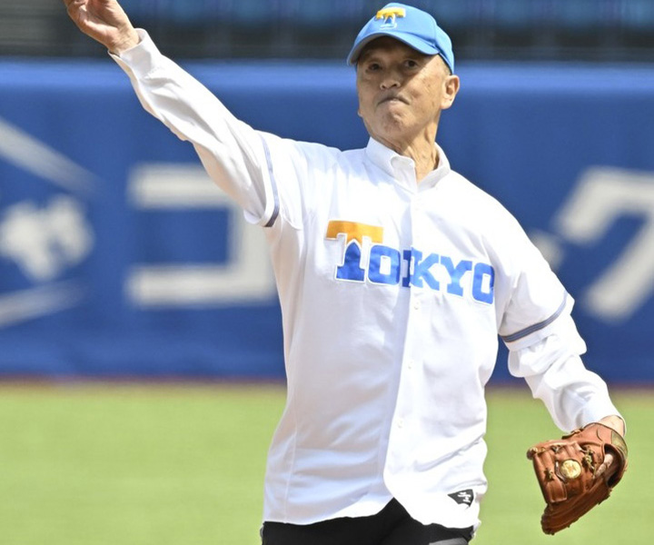 【大学野球】「野球を知り尽くしている」 東大OB井手峻氏がレジェンド始球式