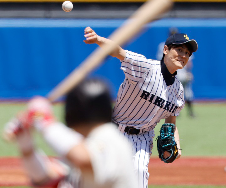 【大学野球】大切な「相棒」を携え一球に魂　立大OBの上重聡氏がレジェンド始球式