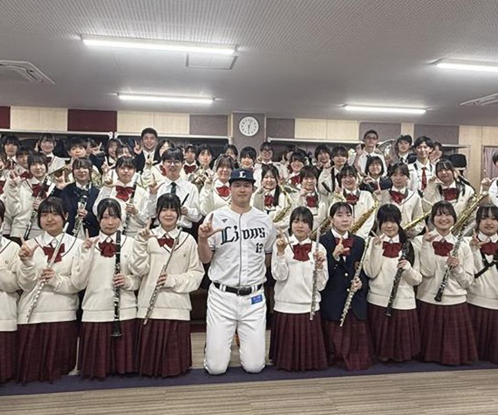 【西武】浦和学院高吹奏楽部にエール　OB・渡邉勇太朗がサプライズ訪問