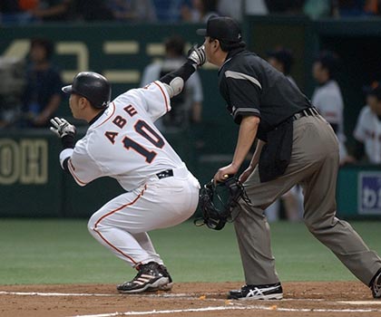 2001年巨人対阪神開幕戦ボール東京ドーム人工芝付き阿部慎之助現役時代デビュー戦 2001年巨人対阪神開幕戦ボール東京ドーム人工芝付き阿部慎之助