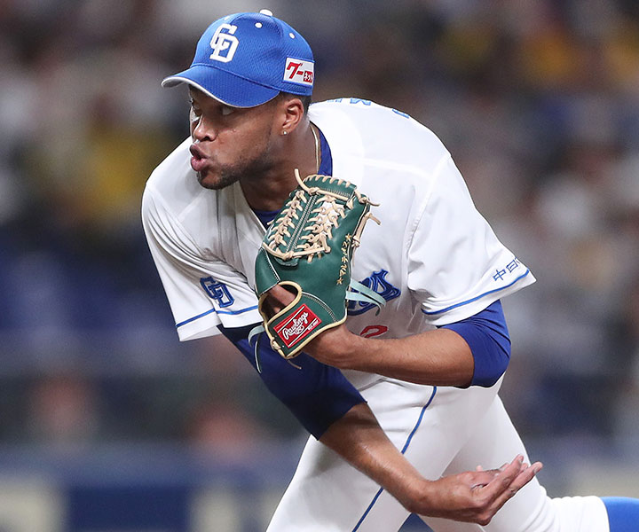 中日・R.マルティネス「キューバに帰ってからも練習するよ。健康体で日本に帰って来られるようにしたいね」／帰国