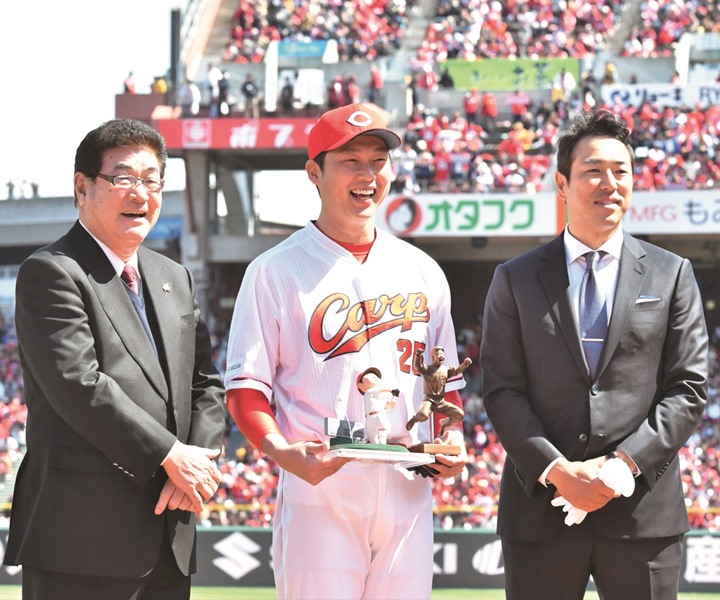 新井貴浩コラム 今週の感謝人 山本浩二さん 元広島 まったく打てない自分を四番で使い続けた浩二さんは大変だったと思います 野球コラム 週刊ベースボールonline