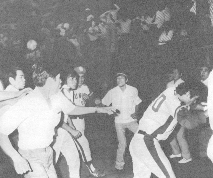 ＜1975年9月10日＞悲願の初優勝直前の大騒乱。広島市民球場のファンが中日ベンチを襲う