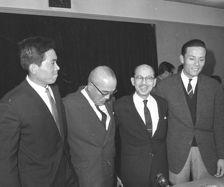 ＜1963年12月26日＞四番とエースを交換する「世紀のトレード」発表。当事者同士が異例の同席会見