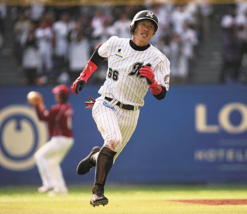 ロッテ・岡田幸文を支えるゼットのスパイク | 野球コラム - 週刊ベースボールONLINE